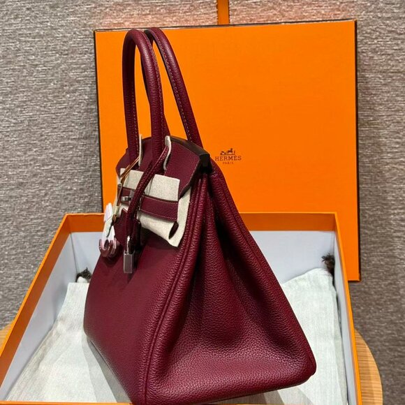 Classic Hermes Bag: A Stylish and Versatile Choice for Elegance - Picture 5 of 6